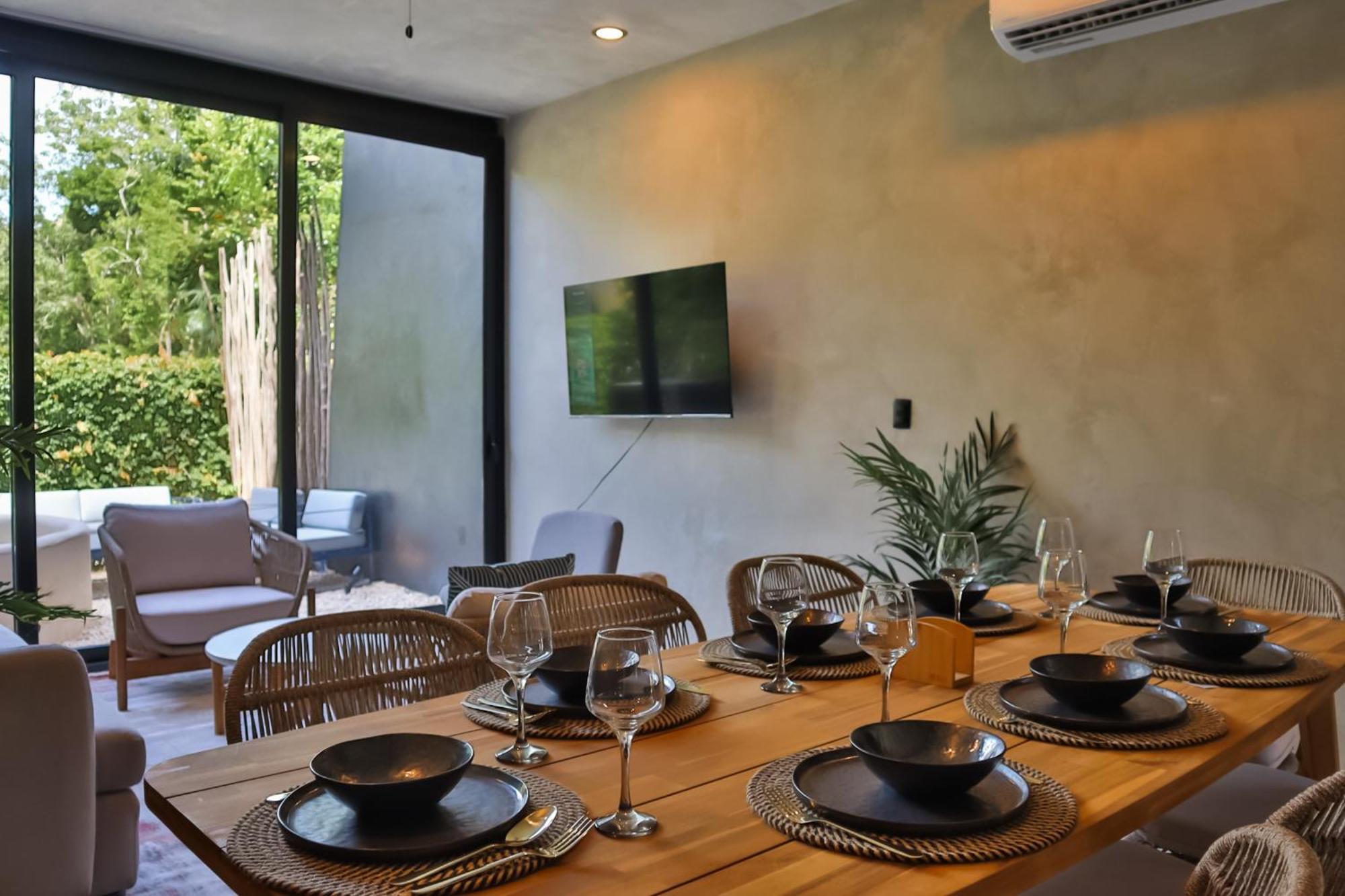 Quiet 4br Townhouse With Private Pool, Roof, Patio *