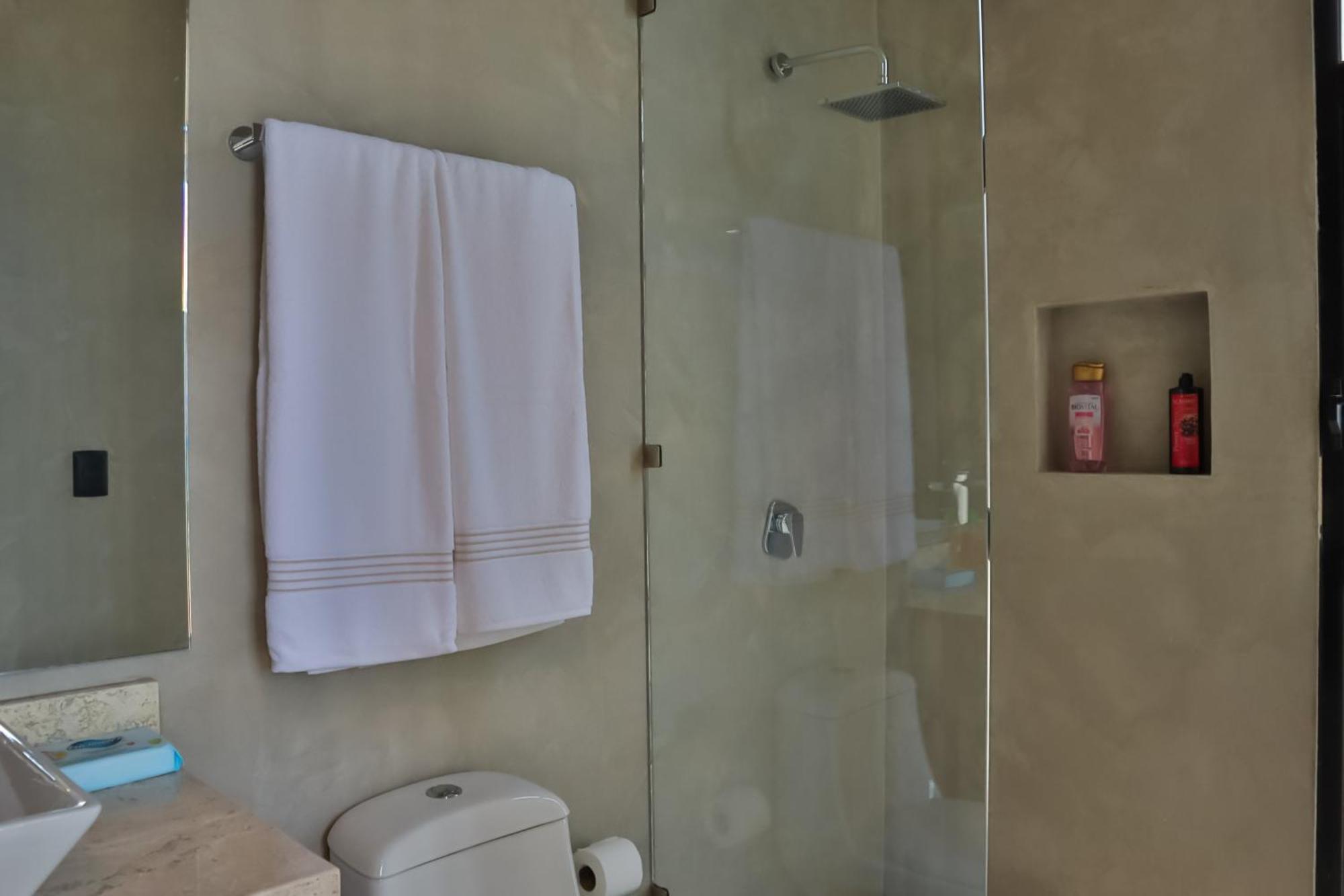 Quiet 4br Townhouse With Private Pool, Roof, Patio Apartamento